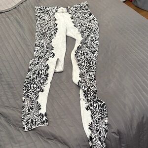 BCBGMaxAzria Black and White Ornate Women Jeggings